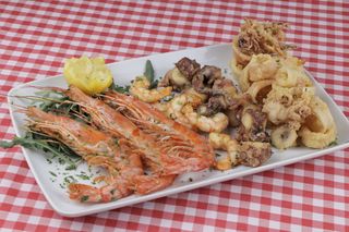 Frito mixto de calamares, gambas y pulpo