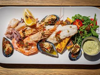 МОРЕПРОДУКТИ НА ГРИЛІ З ПАЛЕНТОЮ (600g)