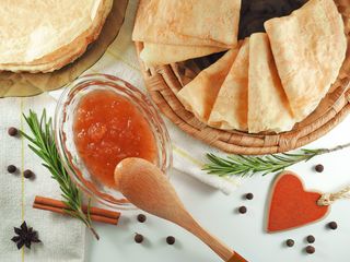 Clatita cu dulceata de mere 