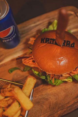Meniu Grilled chicken burger, cartofi pai si doza Pepsi (330ml)