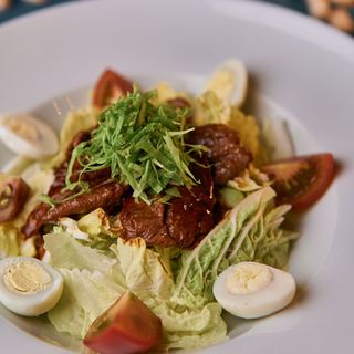 Тёплый салат с кониной и имбирным соусом