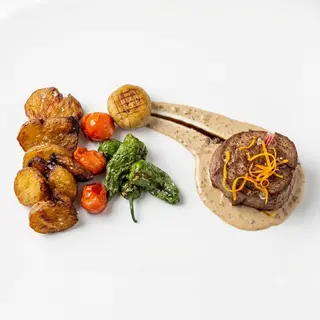 Solomillo A La Plancha Con Salsa De Boletus Y Su Guarnición