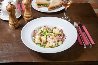 Salată de cartofi, bacon, castraveți