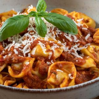 Tortellini de carne a la bolonesa