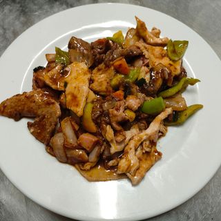 811. Осем съкровища - три вида месо, шунка и зеленчуци (600г)