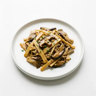 Bambù e funghi saltati