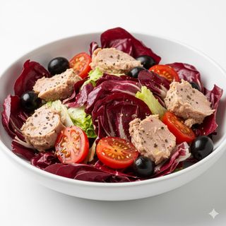 Insalata con radicchio, pomodorini, olive e tonno