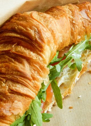 Круасан з лососем (140г)