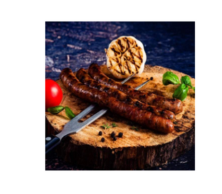 Cârnați picanți cu cartofi prăjiți și brânză rasă