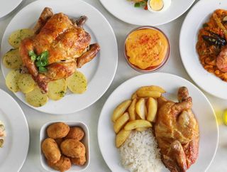 2 Pollos l'ast + 2 patatas bravas + salsa brava