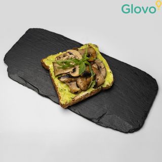 2 Toasts Complets Avocat Et Champignons Frais