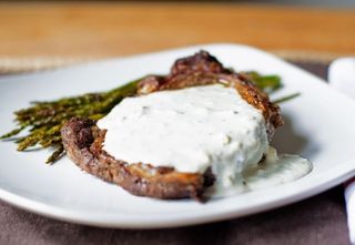 Muschi de vita cu sos gorgonzola