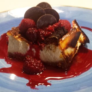 Tarta de queso casera con frutos rojos y fresa