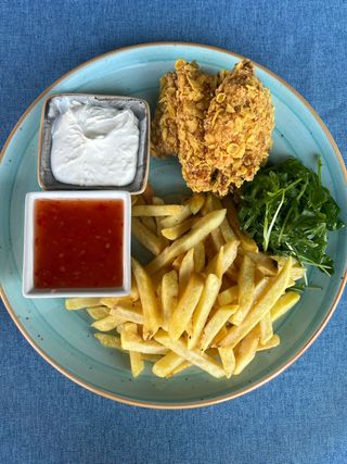 Crispy de pui cu cartofi prăjiți