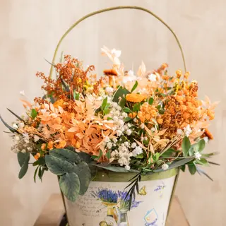 Cesta madera Novara con flor preservada