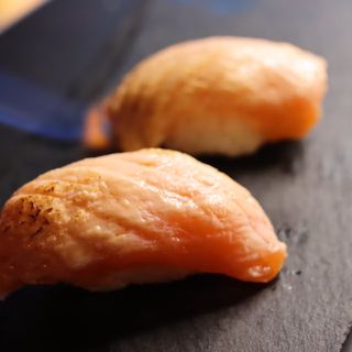 Nigiri łosoś opalany