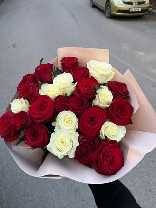 თეთრი და წითელი ვარდები