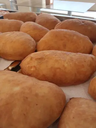 Calzone fritto con prosciutto e mozzarella