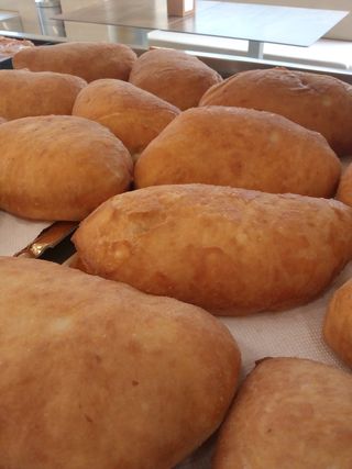 Calzone fritto con prosciutto e mozzarella