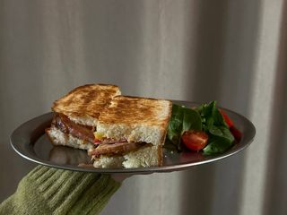 Калач з буженим м'ясом, болгарським перцем, сиром чедер та айолі