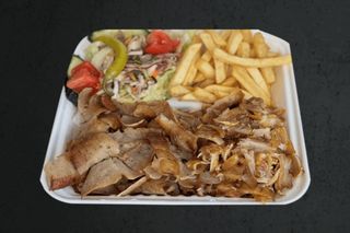 Piatto kebab con patate e insalata