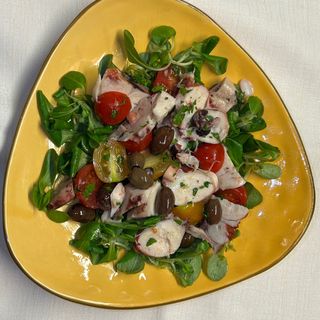 Insalata di polipo con olive e pomodorini