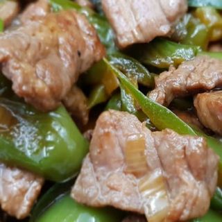 ternera con pimientos verdes