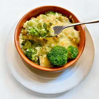 Piept de pui cu broccoli in sos Alfredo
