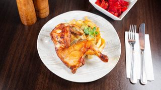 Jumatate de pui cu cartofi taranesti,  salata de ardei copti