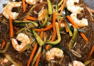 212. Spaghetti di soia con verdure e gamberi