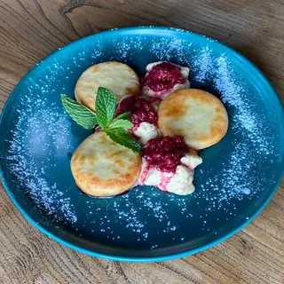 Сырники с кремом маскарпоне и ягодным джемом