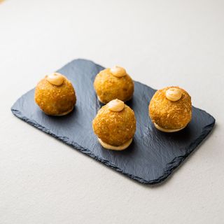 Croquetas de pollo con curry rojo y mayonesa de lima (4 uds.)