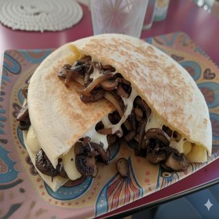 Quesadilla de xampinyons i ceba caramelitzada