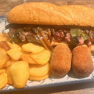 Menú bocadillo ternera con cebolla y pimientos +patatas +croquetas +bebida 
