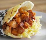 Arepa con chicharrón