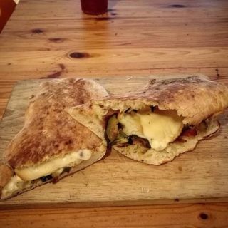 Panuozzo con Cotoletta di Pollo, Funghi, Provola e Patatine