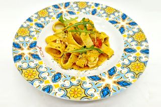 Calamarata gamberi e fiori di zucca