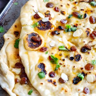Pão indiano doce pishavari naan