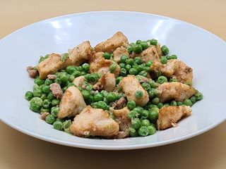 Pollo con prosc. crudo e piselli*