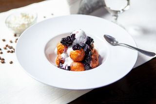 Papanași cu smântână și gem de afine