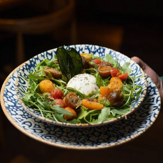 Ensalada de burrata con rúcula