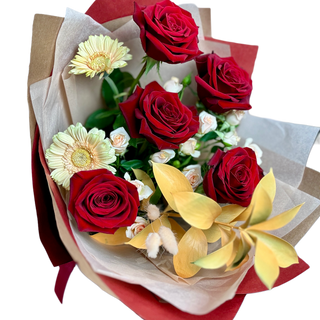 Buchet elegant cu trandafiri roșii, minirose peach și germini