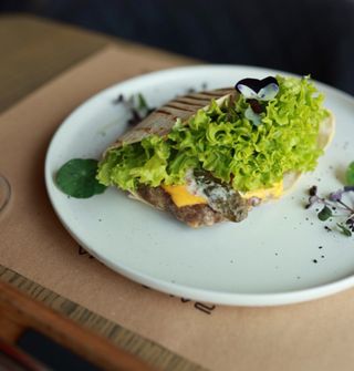 Кесаділія з котлетою з яловичини