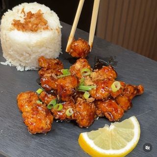 Pollo frito coreano con arroz blanco