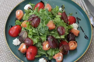 Салат с семгой и рукколой