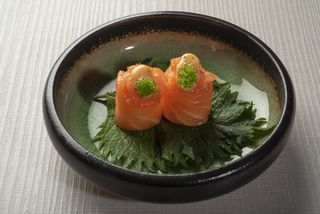 SPICY SALMON GUNKAN (2 PZS.)