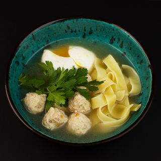 Курячий бульйон з мітболами