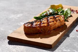 Somon pe placa de cedru