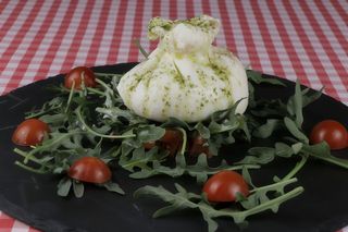 Burrata con sinfonia de tomate y rúcula