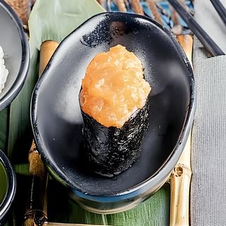 Gunkan salmone piccante